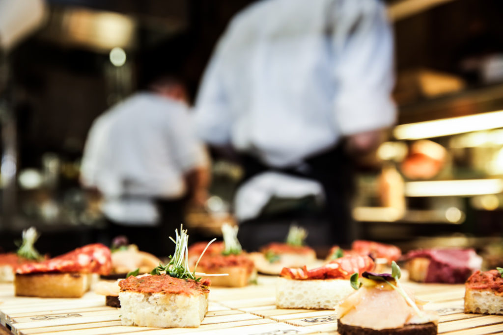 Restaurant, Catering, Köche bereiten Vorspeisen